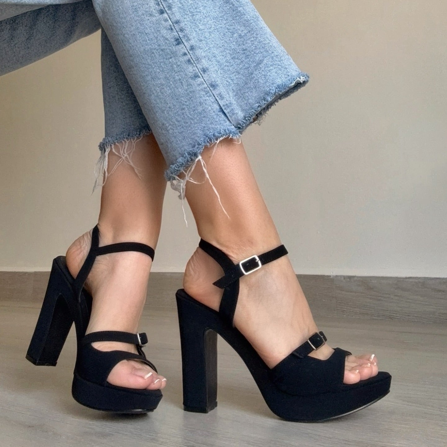 Plataforma negro mate con broche